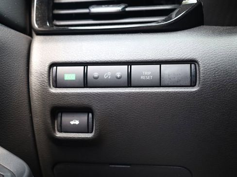 Used 2025 Nissan Sentra SV FWD image 17