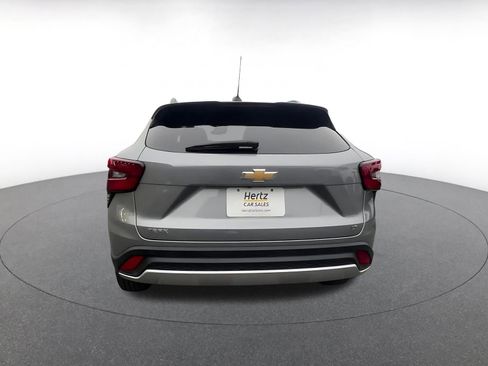 Used 2025 Chevrolet Trax LT w/ LT Convenience Package image 12