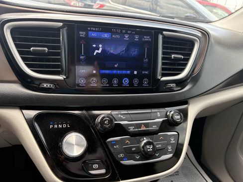 Used 2017 Chrysler Pacifica Touring-L FWD image 26