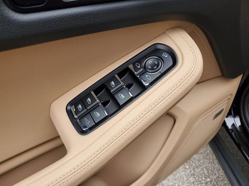 Used 2025 Porsche Macan image 26