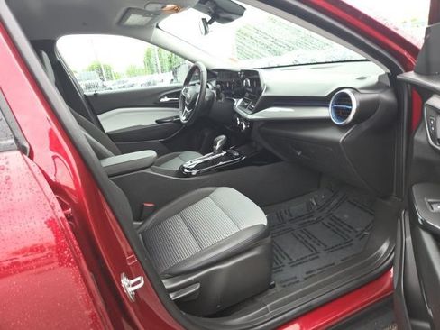 Used 2025 Chevrolet Trax LT w/ LT Convenience Package FWD image 48