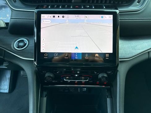 Used 2024 Jeep Grand Cherokee Limited image 18