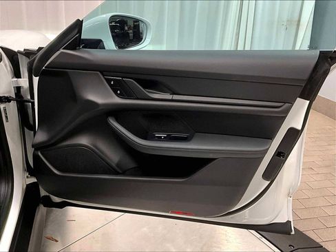 Used 2022 Porsche Taycan image 29