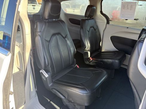 Used 2023 Chrysler Pacifica Touring-L image 14