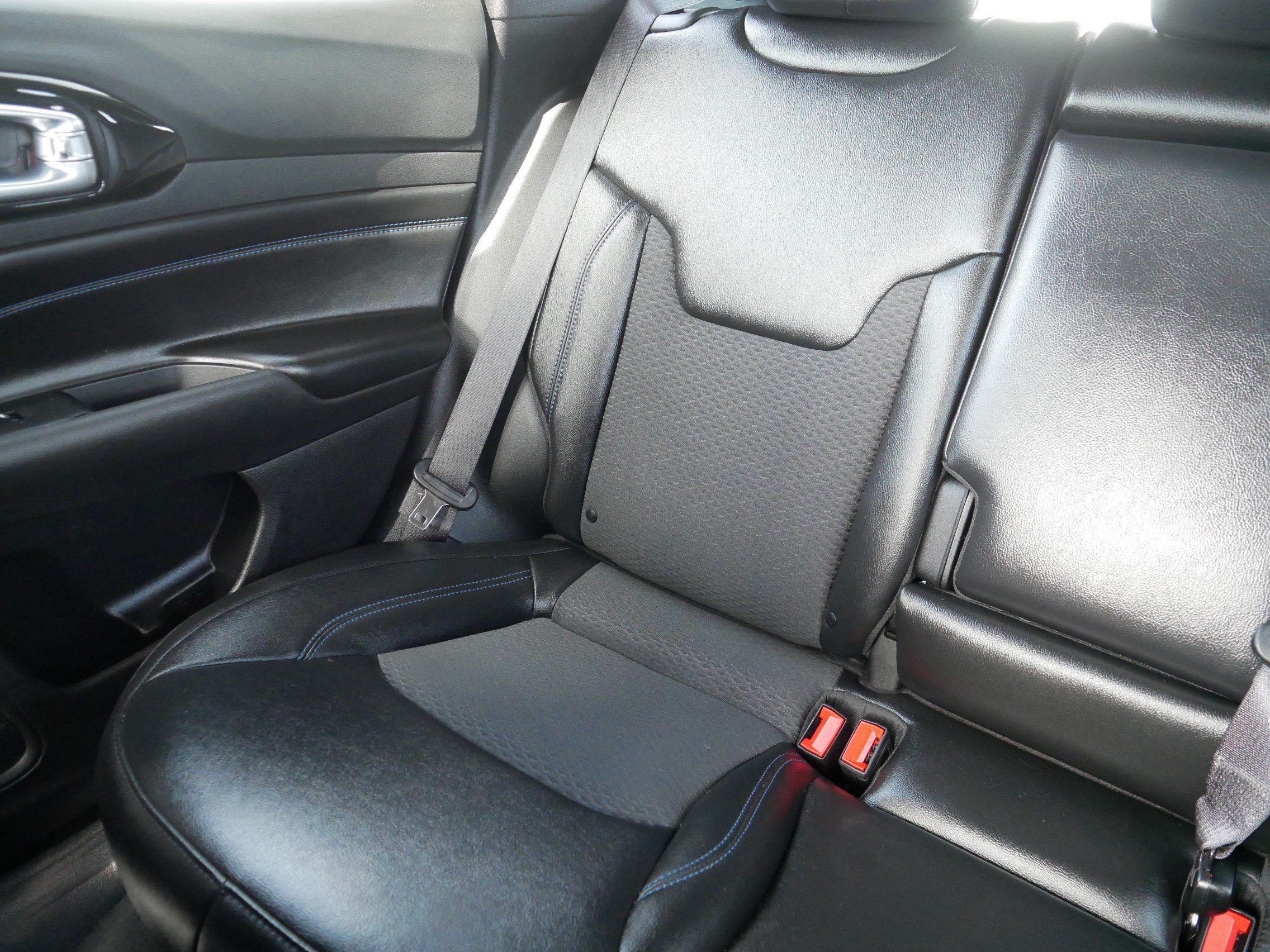 Used 2025 Jeep Compass Latitude w/ Convenience Group AWD/4WD image 12