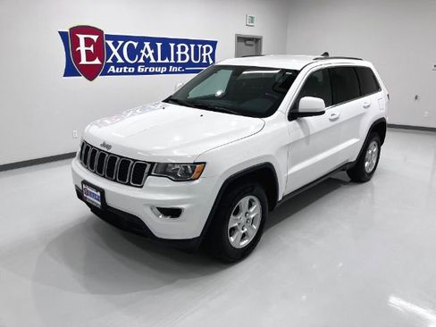 Used 2017 Jeep Grand Cherokee Laredo image 3