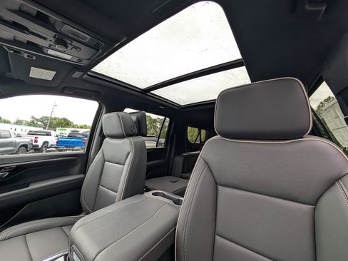 New 2025 Chevrolet Suburban Premier image 8