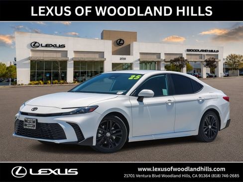 Used 2025 Toyota Camry SE w/ Convenience Package FWD image 1