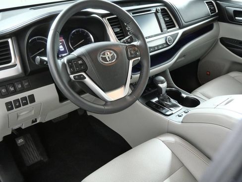 Used 2016 Toyota Highlander Limited Platinum AWD/4WD image 2