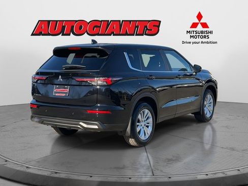 New 2026 Mitsubishi Outlander ES image 2