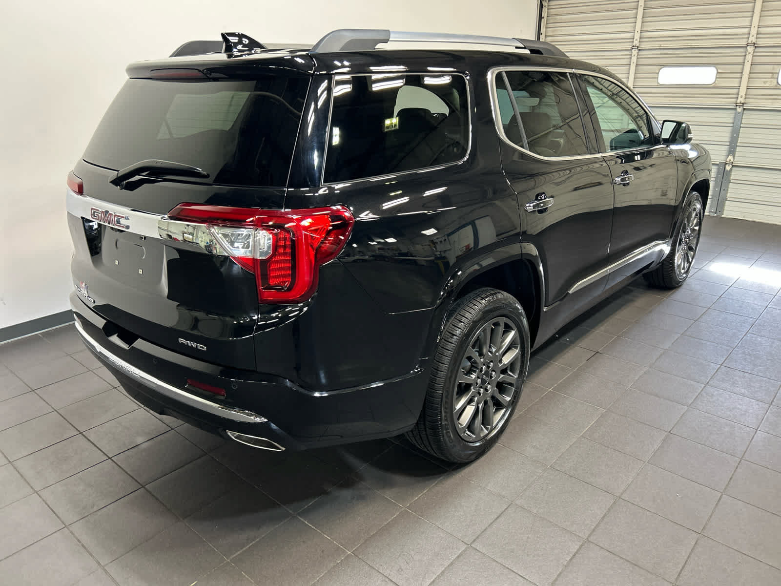 Used 2023 GMC Acadia Denali w/ Black Diamond Edition AWD/4WD image 3