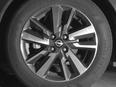 Used 2025 Nissan Versa SV image 12