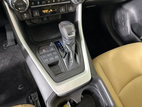 Used 2021 Toyota RAV4 XLE Premium image 20