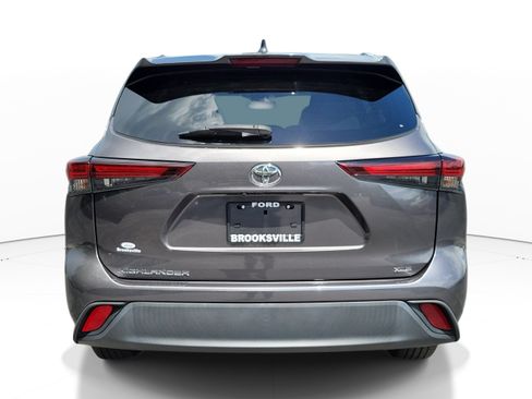 Used 2024 Toyota Highlander XLE FWD image 5