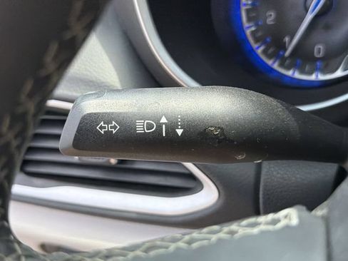Used 2023 Chrysler Pacifica Touring-L FWD image 28