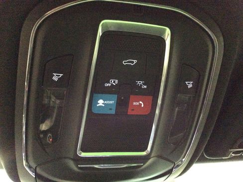 Used 2024 Jeep Grand Cherokee Altitude image 19