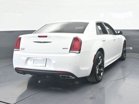Used 2023 Chrysler 300 Touring L image 5