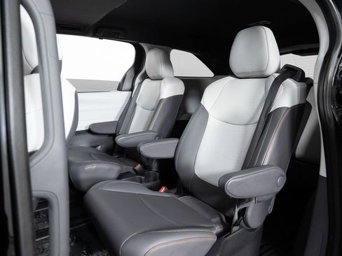 Used 2022 Toyota Sienna XSE w/ XSE Plus Package image 17