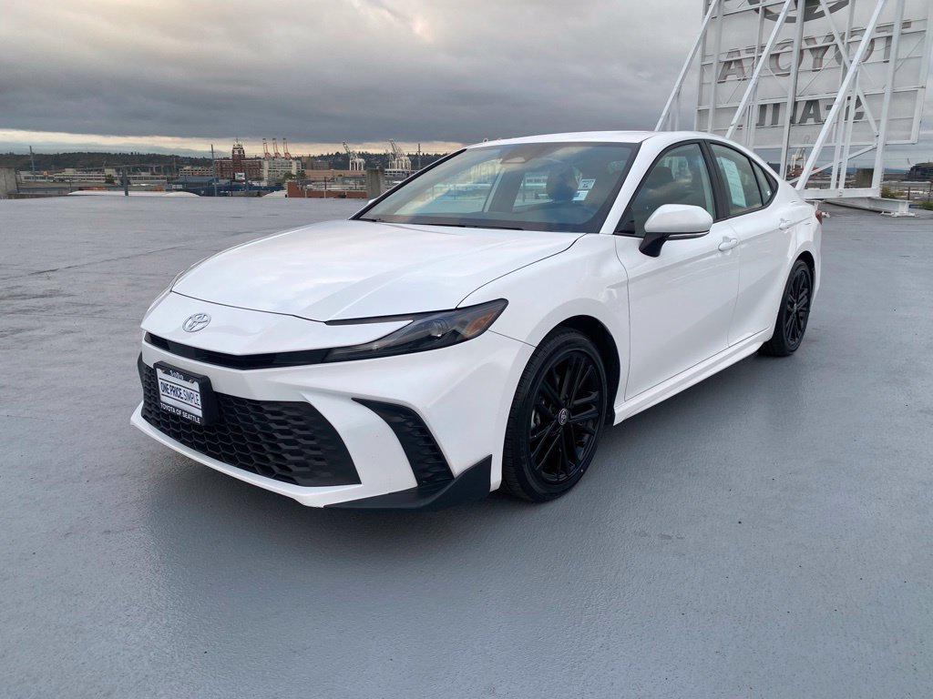 Used 2025 Toyota Camry SE FWD image 4