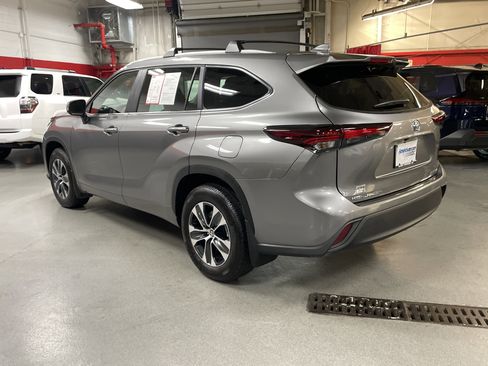 Used 2026 Toyota Highlander XLE image 8