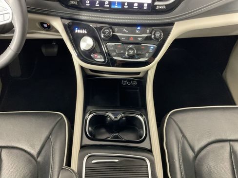 Used 2023 Chrysler Pacifica Limited FWD image 14