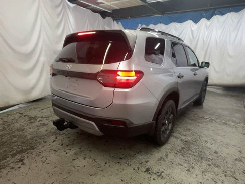 Used 2025 Honda Pilot TrailSport image 6