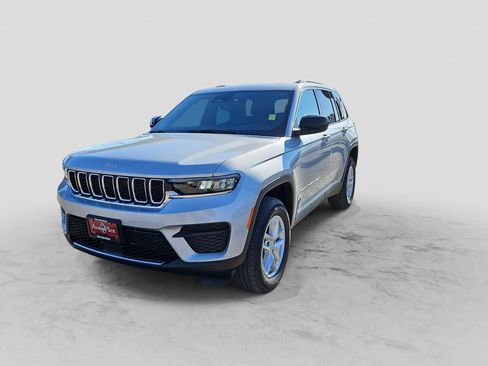 Used 2025 Jeep Grand Cherokee Laredo X image 4