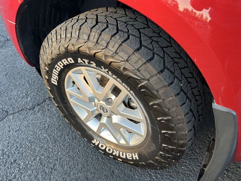 Used 2020 Nissan Frontier SV image 12