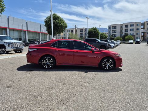 Used 2019 Toyota Camry SE FWD image 6