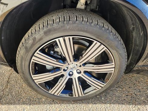 Certified 2025 Volvo XC90 B6 Ultra w/ Lounge Package image 18