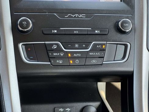 Used 2019 Ford Fusion SE image 5