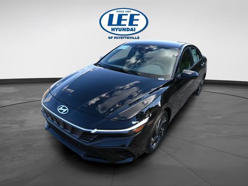 New 2025 Hyundai Elantra SEL FWD image 5