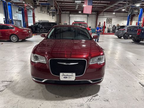 Used 2017 Chrysler 300 Limited image 2