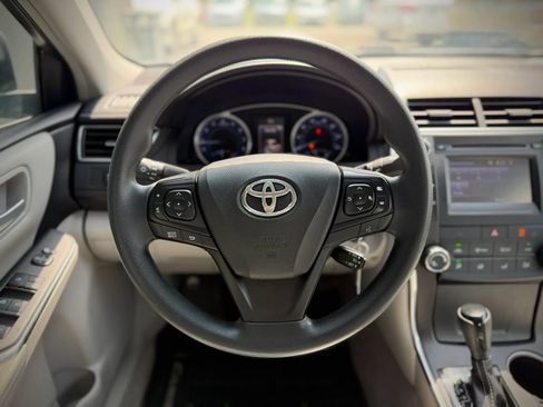 Used 2017 Toyota Camry LE FWD image 9