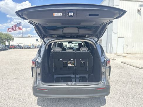 Certified 2026 Toyota Sienna XLE FWD image 21