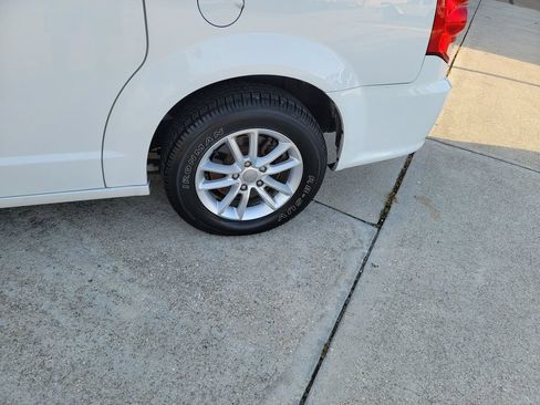 Used 2020 Dodge Grand Caravan SXT FWD image 24