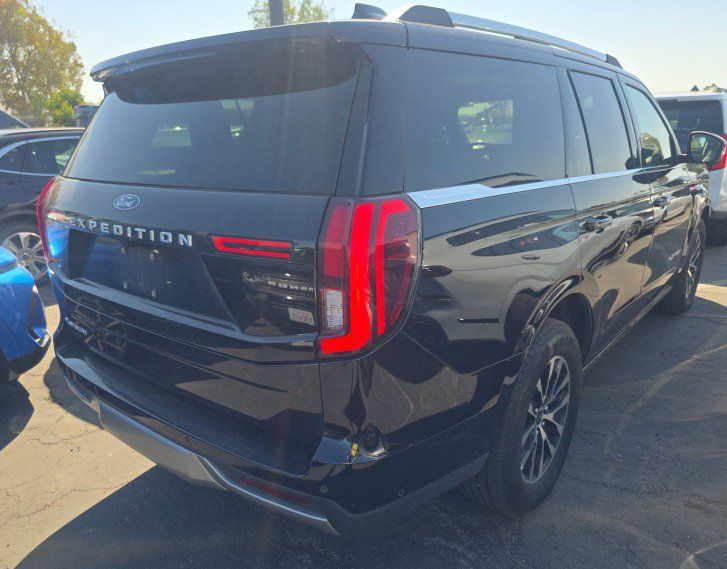 Used 2025 Ford Expedition Platinum AWD/4WD image 2