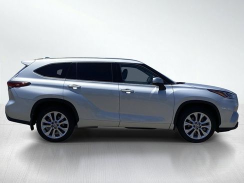Certified 2024 Toyota Highlander Limited AWD/4WD image 10