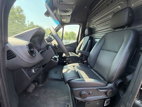 Used 2023 Mercedes-Benz Sprinter 2500 image 13