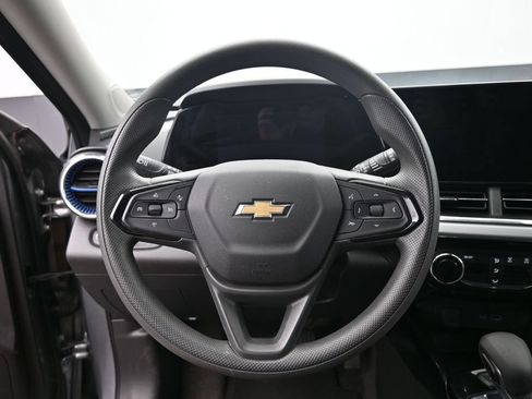 Used 2025 Chevrolet Trax LT FWD image 17