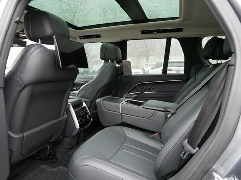 Used 2023 Land Rover Range Rover Autobiography image 16