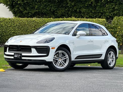 Certified 2025 Porsche Macan AWD/4WD image 1