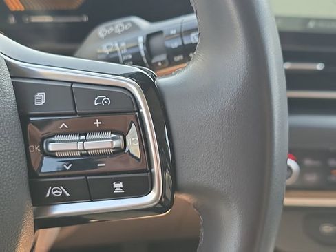 Used 2025 Kia Carnival FWD image 23