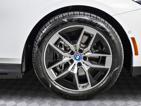 Used 2025 BMW i5 eDrive40i w/ Executive Package image 31