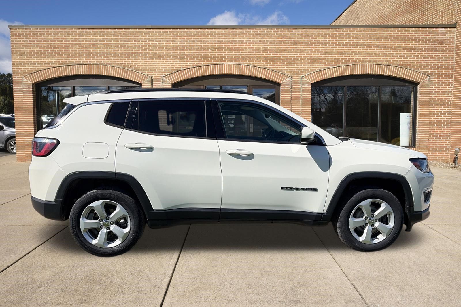 Used 2018 Jeep Compass Latitude w/ Popular Equipment Group AWD/4WD image 2