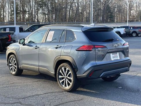 Used 2023 Toyota Corolla Cross XLE image 3