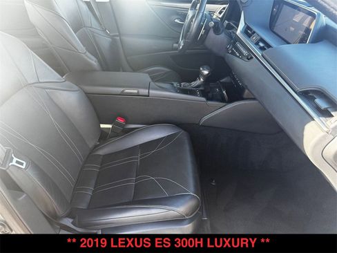 Used 2019 Lexus ES 300h w/ Accessory Package image 29