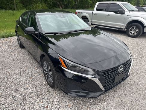 Used 2025 Nissan Altima 2.5 SV FWD image 2