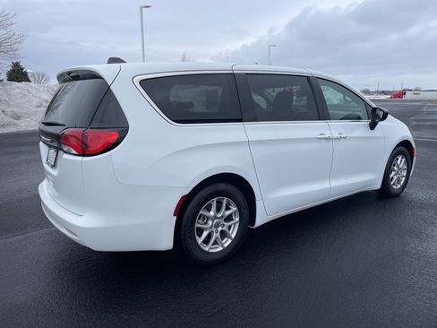 Used 2024 Chrysler Voyager LX image 5