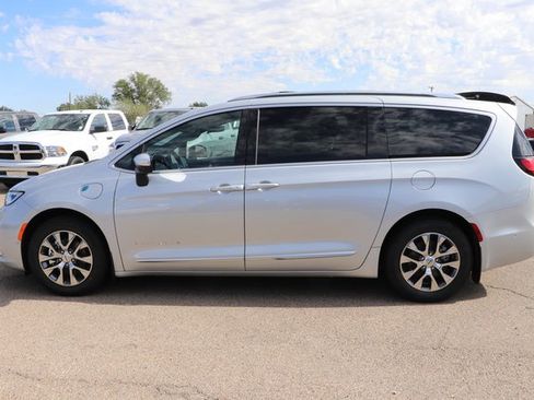 New 2023 Chrysler Pacifica Pinnacle image 4